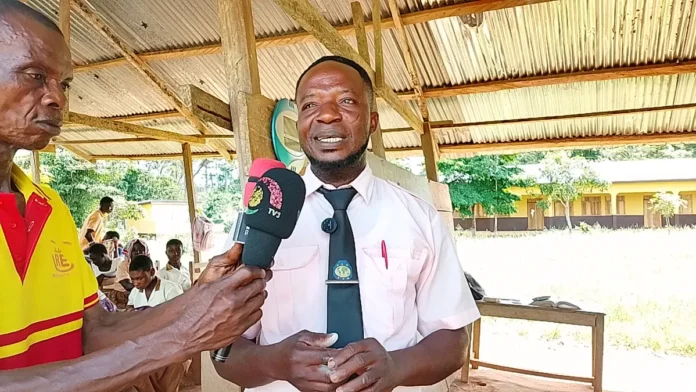 Lack of teachers in Bia East compels one teacher to handle all subjects at Akwabengkrom JHS WNR: Lack of teachers in Bia East compels one teacher to handle all subjects at Akwabengkrom JHS